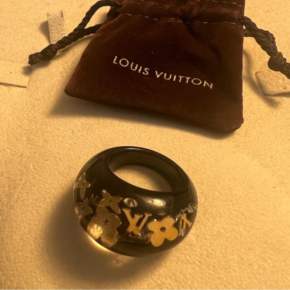 LOUIS VUITTON BLACK Resin Monogram Inclusion Ring
Louis Vuitton - Picture 4 of 4